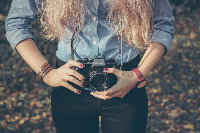 photographe-ST MARTIN DU VAR-min_hand-person-girl-woman-camera-photography-614-pxhere.com