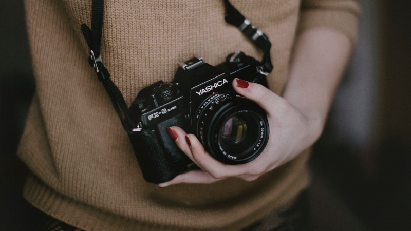 photographe-ST MARTIN DU VAR-min_woman-camera-photography-photographer-slr-dslr-319-pxhere.com